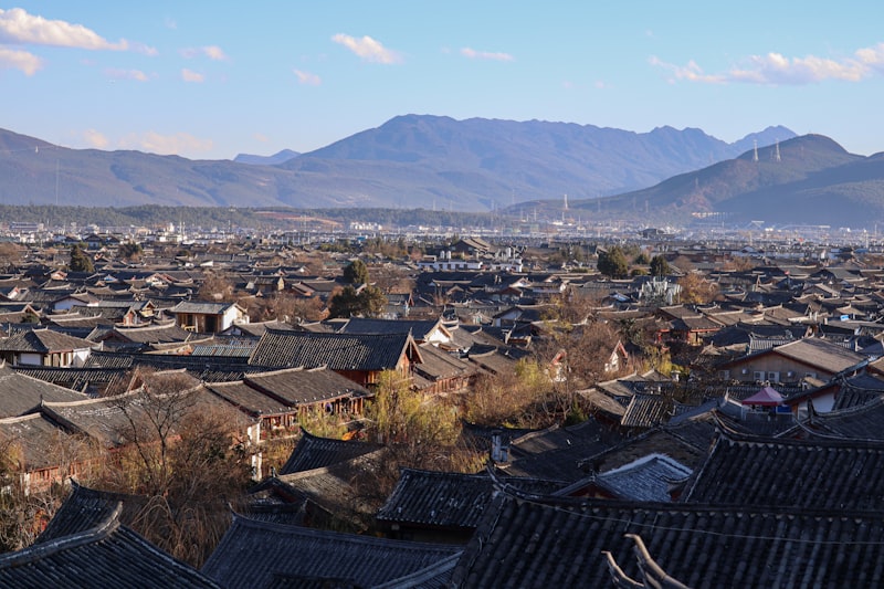 丽江古城瓦顶与远处群山